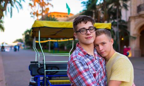 bei ragazzi americani Blake Mitchell e il giovane Noah White si scopano il culo dopo aver succhiato il cazzo all