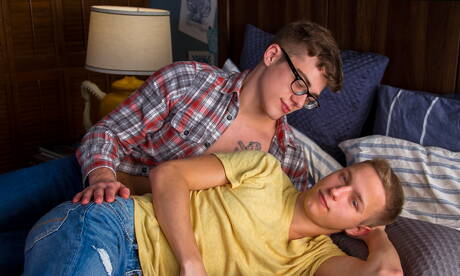 bei ragazzi americani Blake Mitchell e il giovane Noah White si scopano il culo dopo aver succhiato il cazzo all