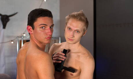 Le costaud Beck Hartley se branle la bite