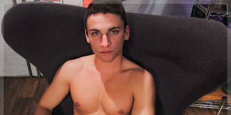 Le costaud Beck Hartley se branle la bite