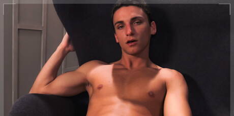 Le costaud Beck Hartley se branle la bite