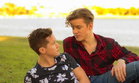 Les gentils copains américains Tyler Hill et le jeune Wes Campbell baisent le cul après une pipe