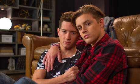 Les gentils copains américains Tyler Hill et le jeune Wes Campbell baisent le cul après une pipe