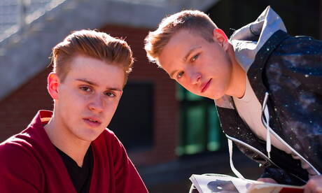 Les beaux garçons américains Noah White et le jeune Wes Campbell s