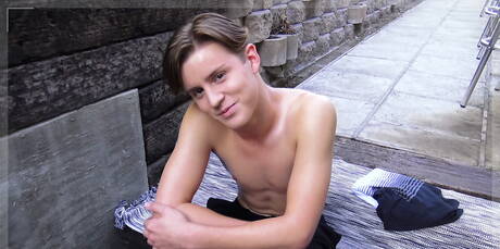 Le jeune américain Wes Campbell taquine sa bite à l