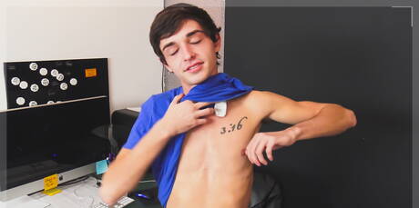 美國年輕格雷森·蘭格裸體擺造型，露出漂亮的屁股