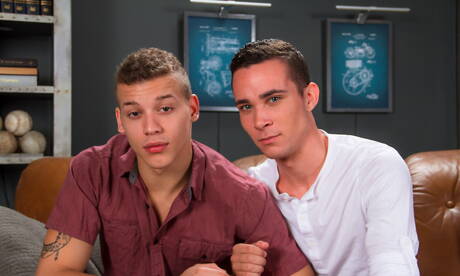 Pretty american guys beautiful boy Chandler Mason and superstud Corbin Colby have a hot sex outside