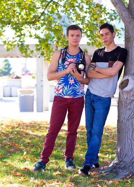 Der muskulöse Amerikaner Logan Cross und der hübsche Latino-Junge Aiden Garcia haben draußen Analsex