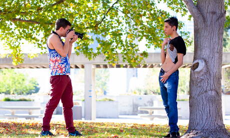 Der muskulöse Amerikaner Logan Cross und der hübsche Latino-Junge Aiden Garcia haben draußen Analsex