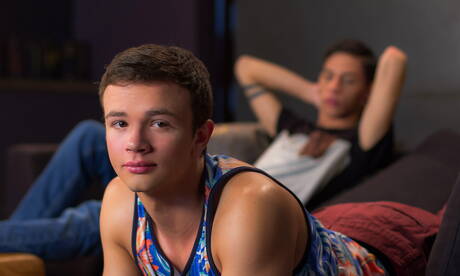 Der muskulöse Amerikaner Logan Cross und der hübsche Latino-Junge Aiden Garcia haben draußen Analsex