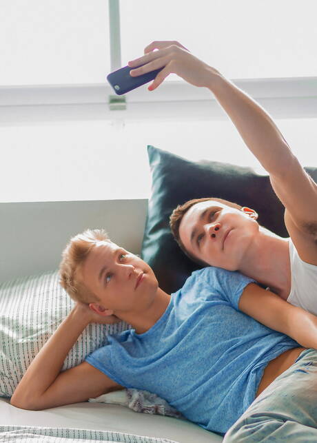 Les Américains sexy, le jeune Noah White et le minet chaud Chandler Mason ont une bonne relation sexuelle