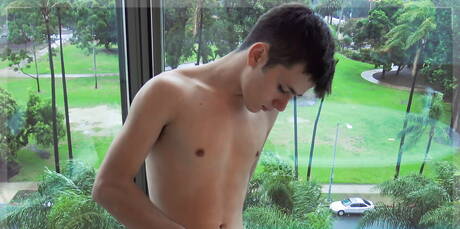 Le jeune américain Wyatt Walker se masturbe dans la salle de bain