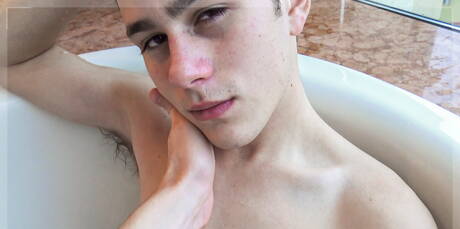 Le jeune américain Wyatt Walker se masturbe dans la salle de bain