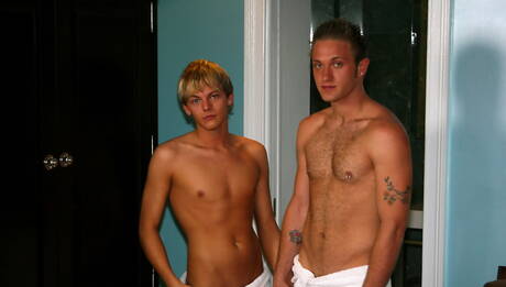 Helix Studios: Le copain sensuel Dillon Samuels et son copain chaud Riley Burke ont des relations sexuelles anales