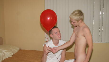 アメリカの若いアーロン・タイラーと若いショーン・プレストンがお互いにセックスした