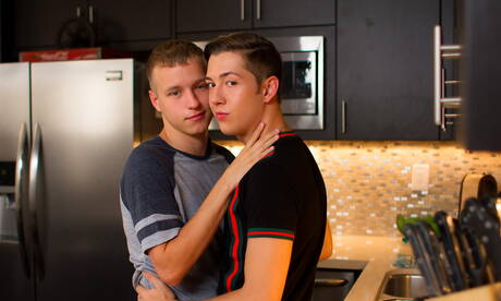 Les beaux garçons américains Luke Allen et le beau garçon Noah White ont une bonne relation sexuelle anale dans la cuisine