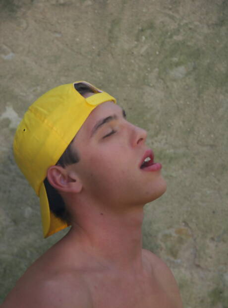 Superhengst Dominik Trojan und starker Mann Jay Renfro ficken, nachdem sie draußen Schwänze gelutscht haben