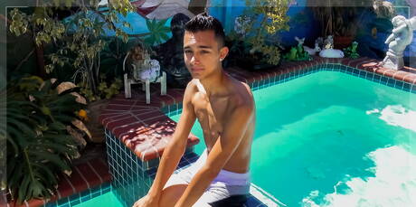 Le beau garçon Felix Medina taquine sa bite dans la piscine