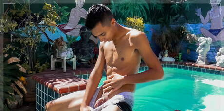 Le beau garçon Felix Medina taquine sa bite dans la piscine