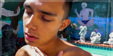 Le beau garçon Felix Medina taquine sa bite dans la piscine