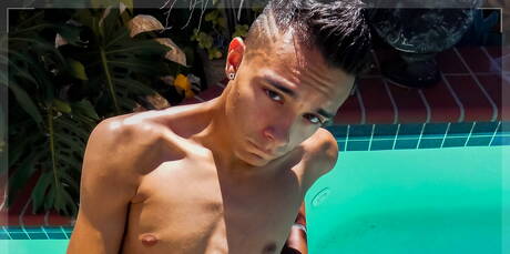Le beau garçon Felix Medina taquine sa bite dans la piscine