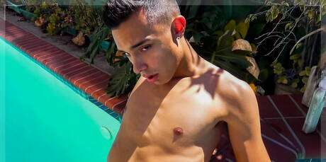Le beau garçon Felix Medina taquine sa bite dans la piscine