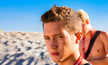 Max, Kyle Ross, Evan, Tyler Hill, Blake Mitchell, Noah White, Sean i Joey uprawiają orgię na plaży