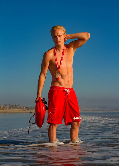 Max, Kyle Ross, Evan, Tyler Hill, Blake Mitchell, Noah White, Sean i Joey uprawiają orgię na plaży