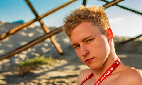 Max, Kyle Ross, Evan, Tyler Hill, Blake Mitchell, Noah White, Sean en Joey hebben een orgie op het strand