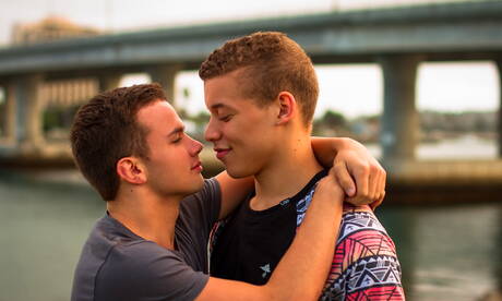 2人のアメリカ人の男、スーパースタッドのローガンクロスとハンクのコービンコルビーが屋外で熱いカップルセックスをする