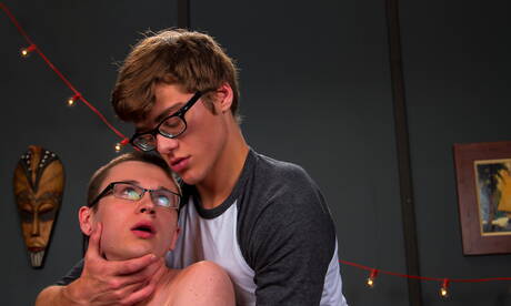 American beefy Blake Mitchell and young boy Oliver Nash in hot homosexual action outdoor