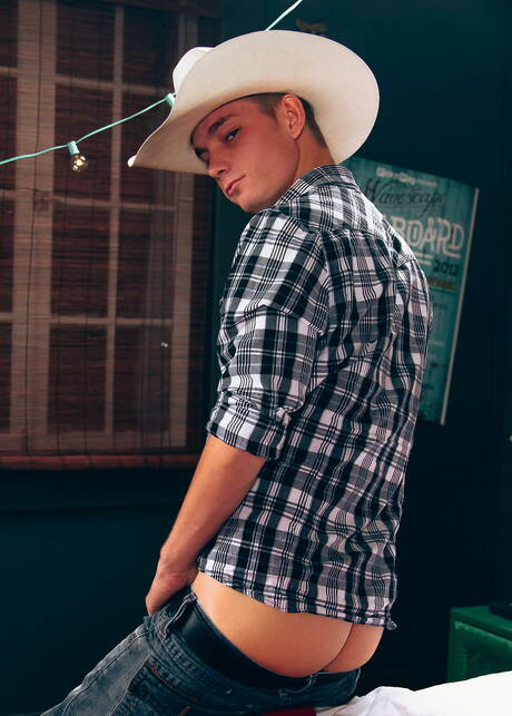 American twink Colton James jerk off his cock