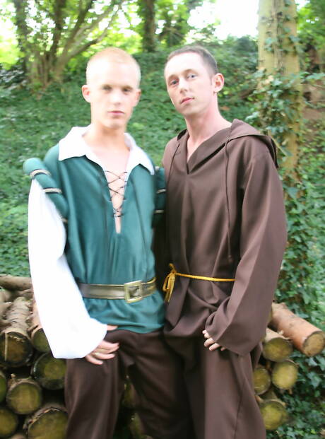 Engelse knappe jongen Lex Blond en goed gebouwde Carlos Logan boren een kont buiten