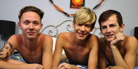 Os caras sensuais Jasper Robinson, Seth Cane e Tyler Thayer em sexo grupal quente