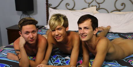 Os caras sensuais Jasper Robinson, Seth Cane e Tyler Thayer em sexo grupal quente