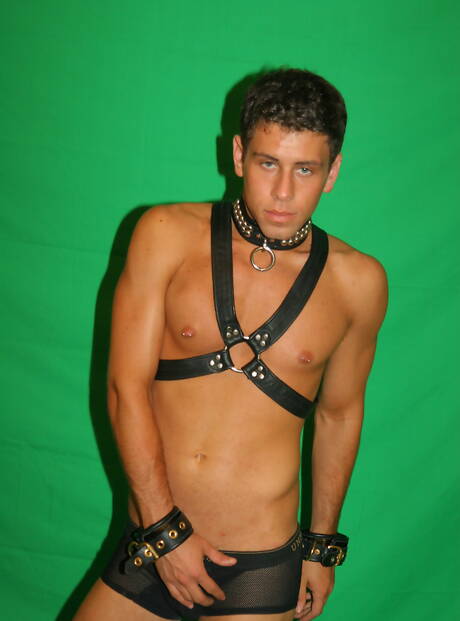 Der heiße Hengst Brandon Brooks und der attraktive Junge Constantine lutschen und vögeln sich gegenseitig in der Küche