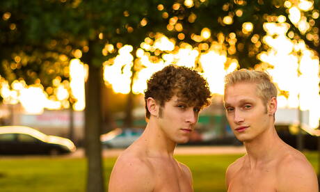 Die amerikanischen Pornostars Max Carter und der attraktive Calvin Banks ficken sich im Freien den Arsch