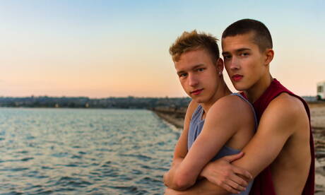 Beroemde Amerikanen, de knappe twink Noah White en de knappe twink Sean Ford hebben een hete seks met fisting bij het zwembad