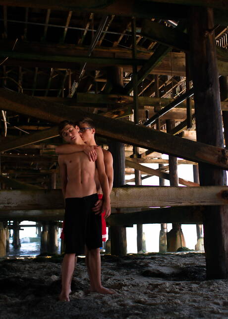 Zwei amerikanische Typen, der starke Mann Blake Mitchell und der Twink Joey Mills, haben heißen Pärchensex im Freien