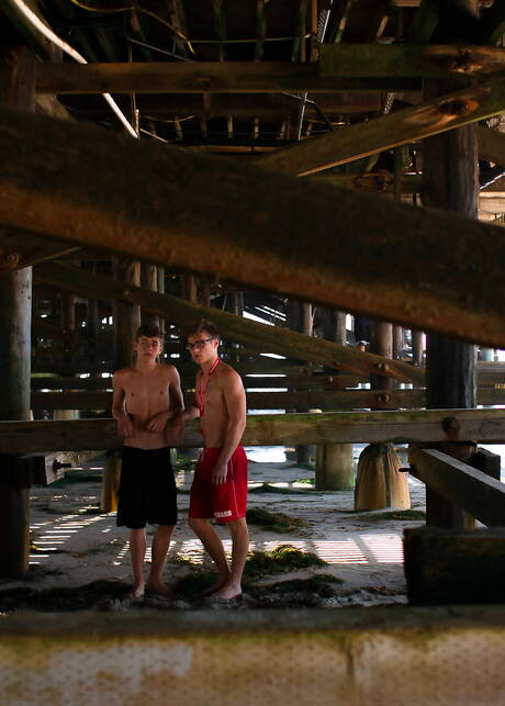 Zwei amerikanische Typen, der starke Mann Blake Mitchell und der Twink Joey Mills, haben heißen Pärchensex im Freien