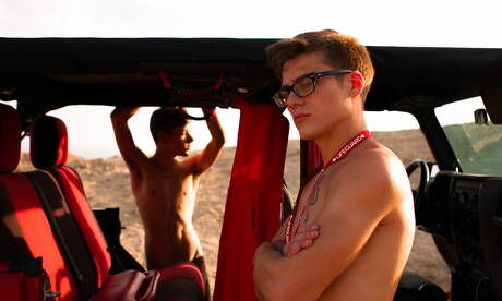 Zwei amerikanische Typen, der starke Mann Blake Mitchell und der Twink Joey Mills, haben heißen Pärchensex im Freien