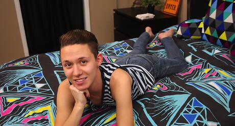 Il bellissimo ragazzo Seth Cane stuzzica con un giocattolo sessuale