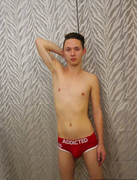 Il bellissimo ragazzo Seth Cane stuzzica con un giocattolo sessuale