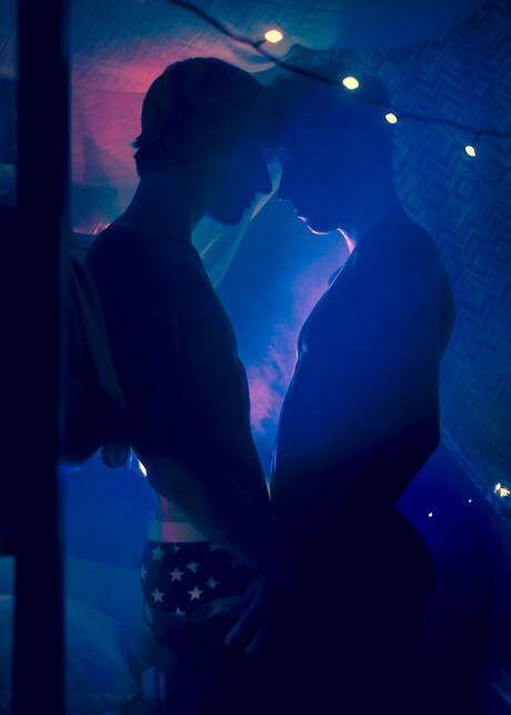 Dos chicos estadounidenses, la joven Jessie Montgomery y el joven Noah White, se follan el culo después de chupar la polla.