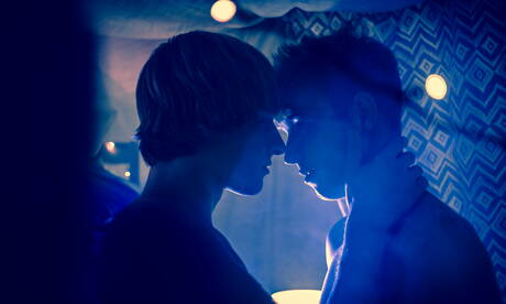 Dos chicos estadounidenses, la joven Jessie Montgomery y el joven Noah White, se follan el culo después de chupar la polla.