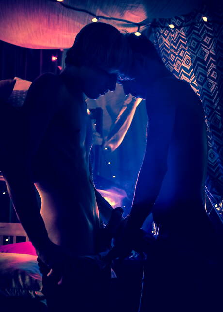 Dos chicos estadounidenses, la joven Jessie Montgomery y el joven Noah White, se follan el culo después de chupar la polla.