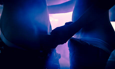 Dos chicos estadounidenses, la joven Jessie Montgomery y el joven Noah White, se follan el culo después de chupar la polla.