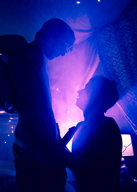 Dos chicos estadounidenses, la joven Jessie Montgomery y el joven Noah White, se follan el culo después de chupar la polla.