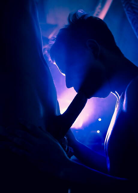 Dos chicos estadounidenses, la joven Jessie Montgomery y el joven Noah White, se follan el culo después de chupar la polla.