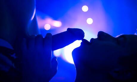 Dos chicos estadounidenses, la joven Jessie Montgomery y el joven Noah White, se follan el culo después de chupar la polla.